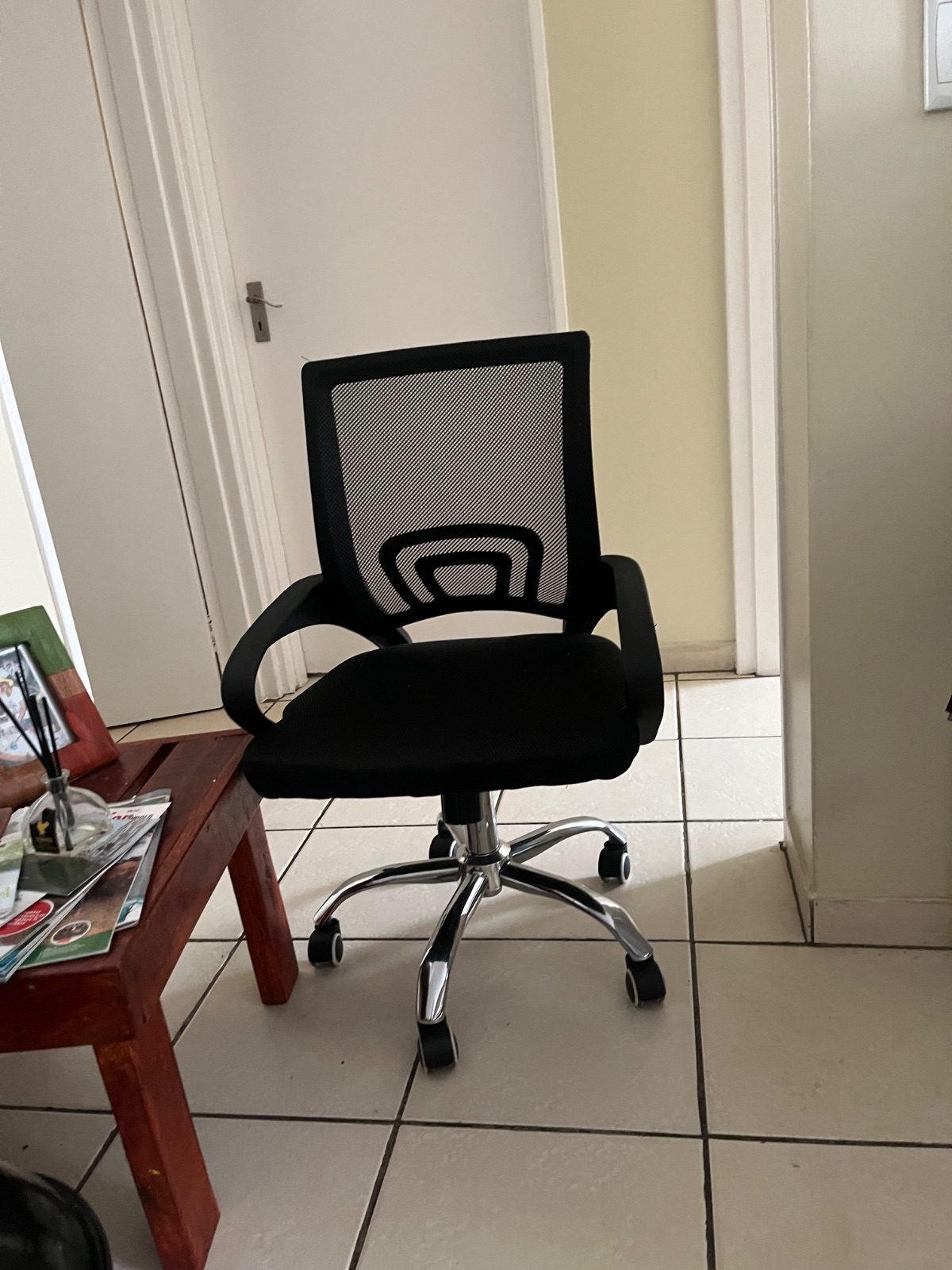 Black Mesh Office Chair photo 2